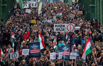 Тысячи венгров протестовали против правительства Орбана в Будапеште