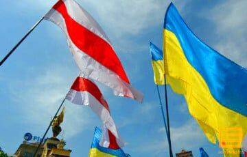 Украина вывесила на границе с Беларусью бело-красно-белые флаги