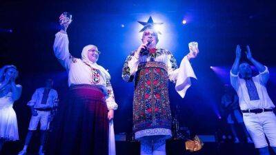Несмотря на запрет: Верка Сердючка спела по-русски на свадьбе во Львове