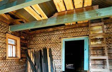 Белоруска ремонтировала крышу и нашла 100-летнюю «капсулу времени»