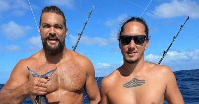 Джейсон Момоа отправился на рыбалку в традиционных гавайских стрингах