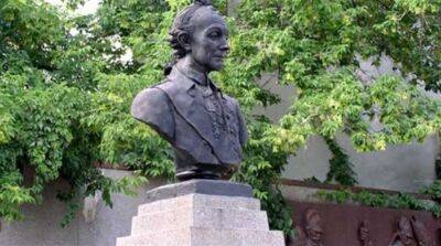 Минкульт потроллил россиян, прихвативших с собой памятники Суворову и Ушакову из Херсона