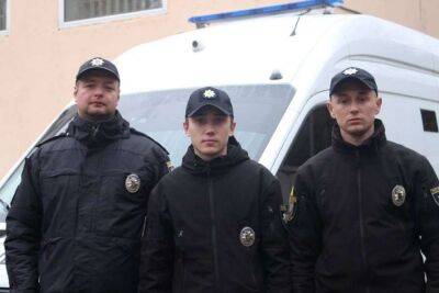 У Києві офіцери поліції врятували чоловіка, який впав на залізничні колії
