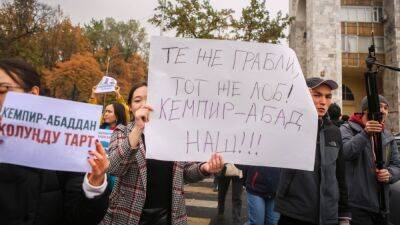 В Бишкеке прошла акция в поддержку защитников водоёма Кемпир-Абад