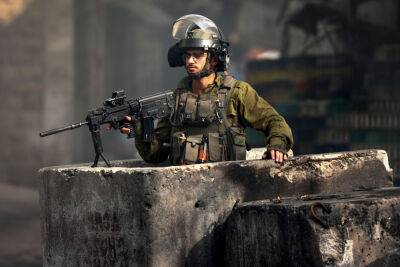 ЦАХАЛ отдаст под суд солдата, избившего палестинца в Хевроне
