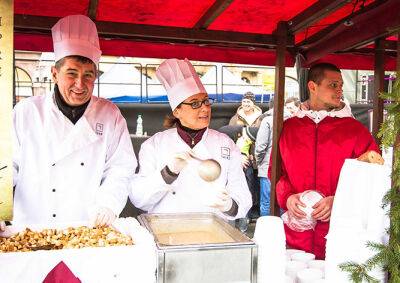 Видео: мэр Праги угостила горожан рождественским супом