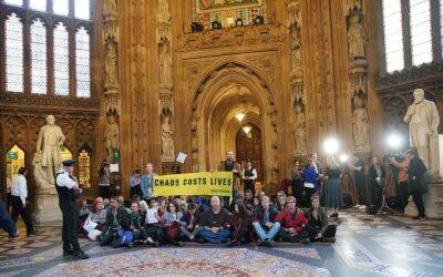 Greenpeace устроили акцию протеста в здании парламента