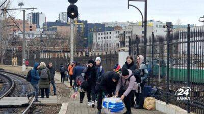 Сколько украинских беженцев находится за границей спустя 8 месяцев полномасштабной войны