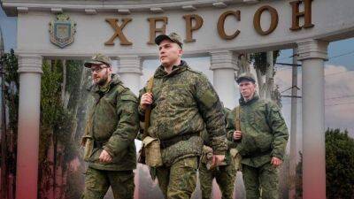 Для усиления мобилизации: на оккупированном Юге россияне собирают данные с мужчин на блокпостах