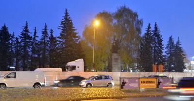 ФОТО: Начался демонтаж памятника защитникам Лиепаи