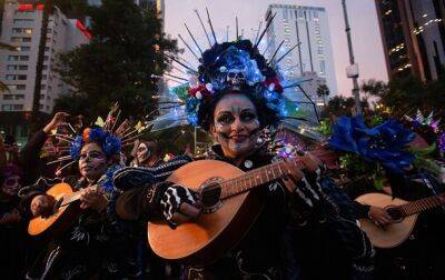 В Мексике прошел всемирно известный парад Катрин