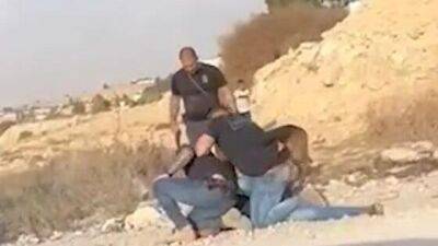 Видео: полицейские в Негеве ногами избили подозреваемого в хранении оружия