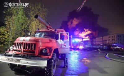 У російському Санкт-Петербурзі спалахнула масштабна пожежа на території складського комплексу