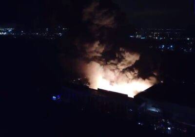 Огненное ЧП в питере: еще с ночи горит огромный склад - город заволокло черным дымом - видео