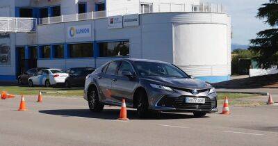 Новая Toyota Camry неожиданно провалила "лосиный" тест (видео)