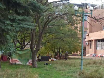 В Мариуполе люди из разбомбленных домов живут в палатках, им не дают новое жилье