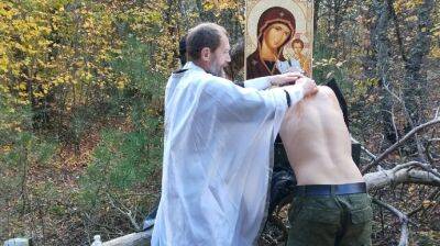 Российский священник покрестил оккупантов в мешках для трупов