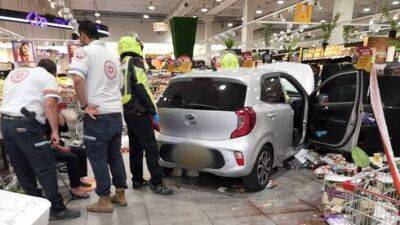 Видео: машина влетела в витрину магазина в Йегуде, есть пострадавшие