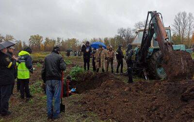 У Харківській області розпочалась ексгумація масового поховання військових (фото)