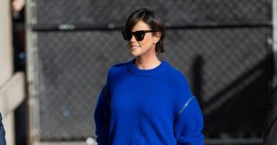 В синем пуловере и виниловой юбке: эффектная Шарлиз Терон посетила шоу