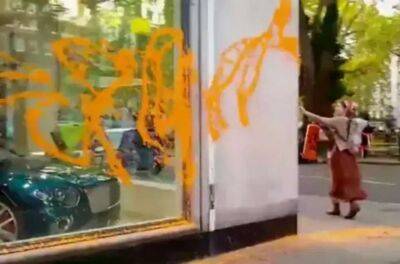 Ван Гог - Екоактивісти із Just Stop Oil облили фарбою автосалони люксових брендів у Лондоні (відео) - lenta.ua - Украина