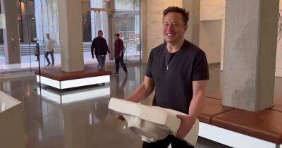 "Погружаемся": Илон Маск пришел в штаб-квартиру Twitter с раковиной (видео)