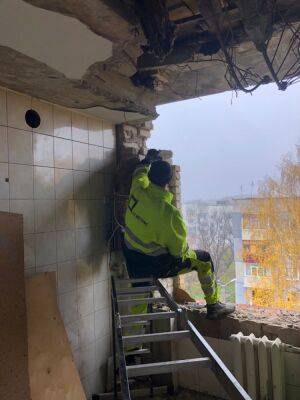 Ремонт домов в Харькове: демонтируют разрушенные плиты и укрепляют стены