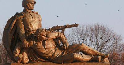 В Польше демонтируют четыре памятника "благодарности Красной армии" (ТРАНСЛЯЦИЯ) - dsnews.ua - Украина - Польша