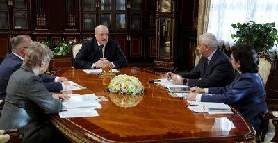 "Кризис - это тяжело, но это шанс". Александр Лукашенко видит новые возможности для легкой промышленности