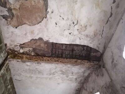 Часть потолка обвалилась в одном из домов Двора Пролетарки