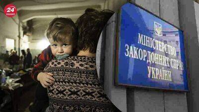 Россиянку, усыновившую похищенного ребенка из Мариуполя, МИД просит привлечь к ответственности