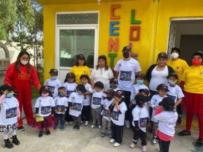 В Мехико Боттас посетил детский досуговый центр и школу