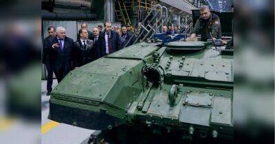«Кульгавий гестапівець»: висміяли медведєва, який у дивному вбранні проконтролював виробництво танків