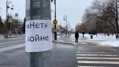 В Омске полиция задержала пенсионерку за антивоенный пикет