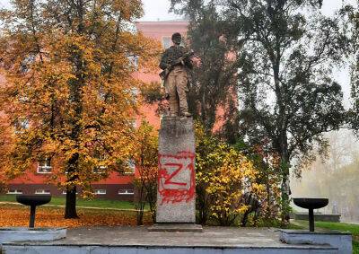 В Чехии разрисовали еще один памятник красноармейцам