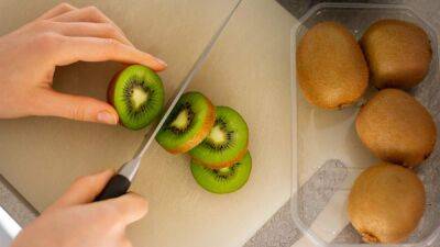 Не выбрасывайте кожуру: какие скрытые полезные свойства имеют остатки фруктов