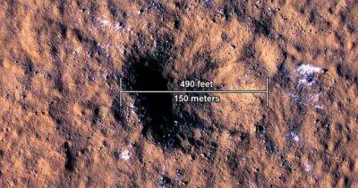 В Марс врезались два огромных метеорита: появились кратеры диаметром больше 100 метров (фото)