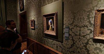Ван Гог - Клод Моне - Активист попробовал приклеить свою голову к "Девушке с жемчужной сережкой". Это уже третья акция в музеях Европы за две недели - rus.delfi.lv - Англия - Германия - Латвия - Гаага