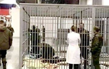 В России «провинившихся» мобилизованных сажают в клетки
