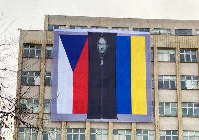 МВД Чехии вывесило на своем здании рисунок Путина в пластиковом мешке