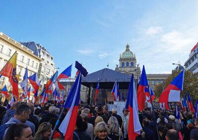 В центре Праги проходит массовый антиправительственный митинг