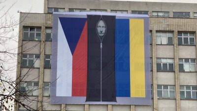 Путин в трупном мешке: на правительственном здании в Чехии вывесили арт-инсталляцию