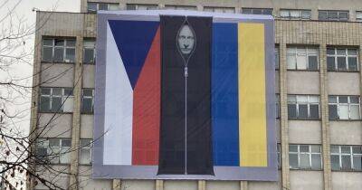 "Мы знаем, кто наш враг": на здании МВД Чехии вывесили баннер с Путиным в черном пакете (фото)
