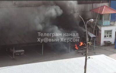 В оккупированном Херсоне возле здания полиции горели машины - соцсети