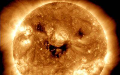 Ученые показали "улыбку" Солнца