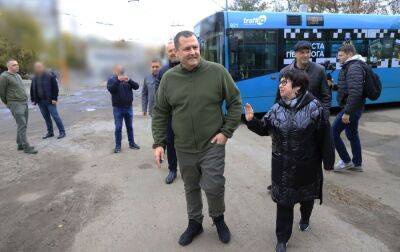 Філатов показав автобуси, які Дніпру передали підприємці