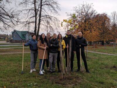 Более 100 лип и кленов высадили на улице Суворова в Гродно участники акции «Дерево героя»