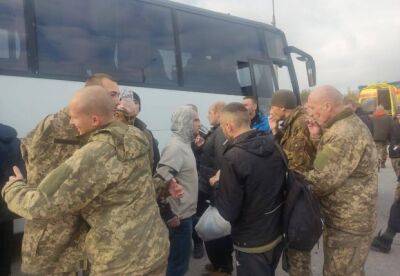 З російського полону звільнені 52 українці: стало відомо, хто повернувся додому (відео)