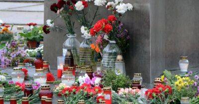 ФОТО. Жители Даугавпилса принесли цветы к подлежащему демонтажу памятнику в сквере Славы