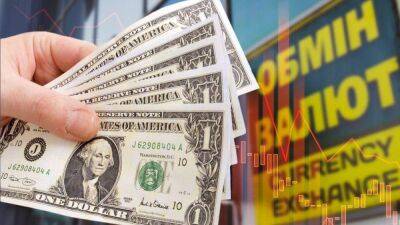Доллар существенно подешевел: как изменился курс за выходные